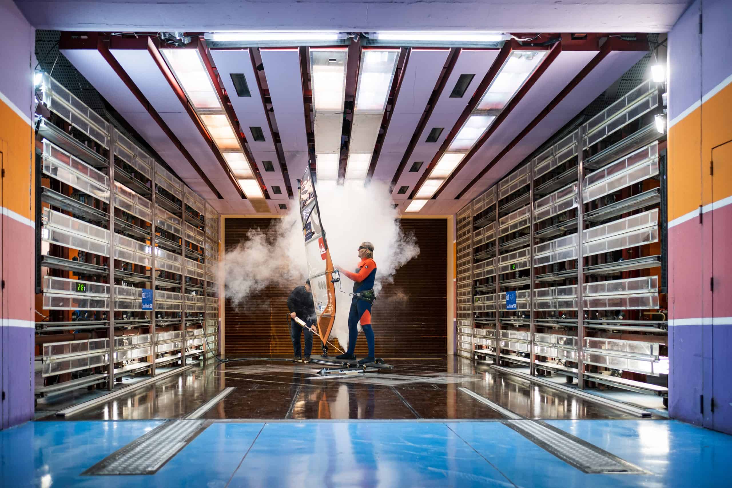 Zephir Project : Antoine Albeau dans la soufflerie démarre les essais avec de la fumée de visualisation des écoulements photo Richard Bord
