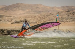 Freinage en fin de run - Record du Monde à 53,49 noeuds (99,06 km/h) sur 500m d'Antoine Albeau à Lüderitz en Namibie - 01-12-2024